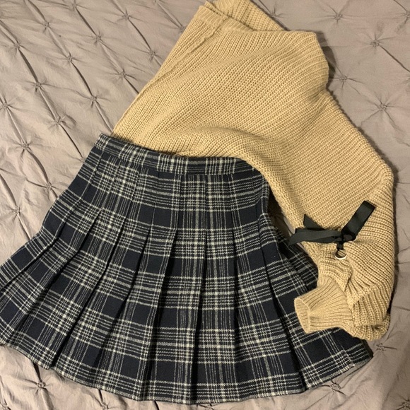 Dresses & Skirts - Pleat skirt set with bow sweater